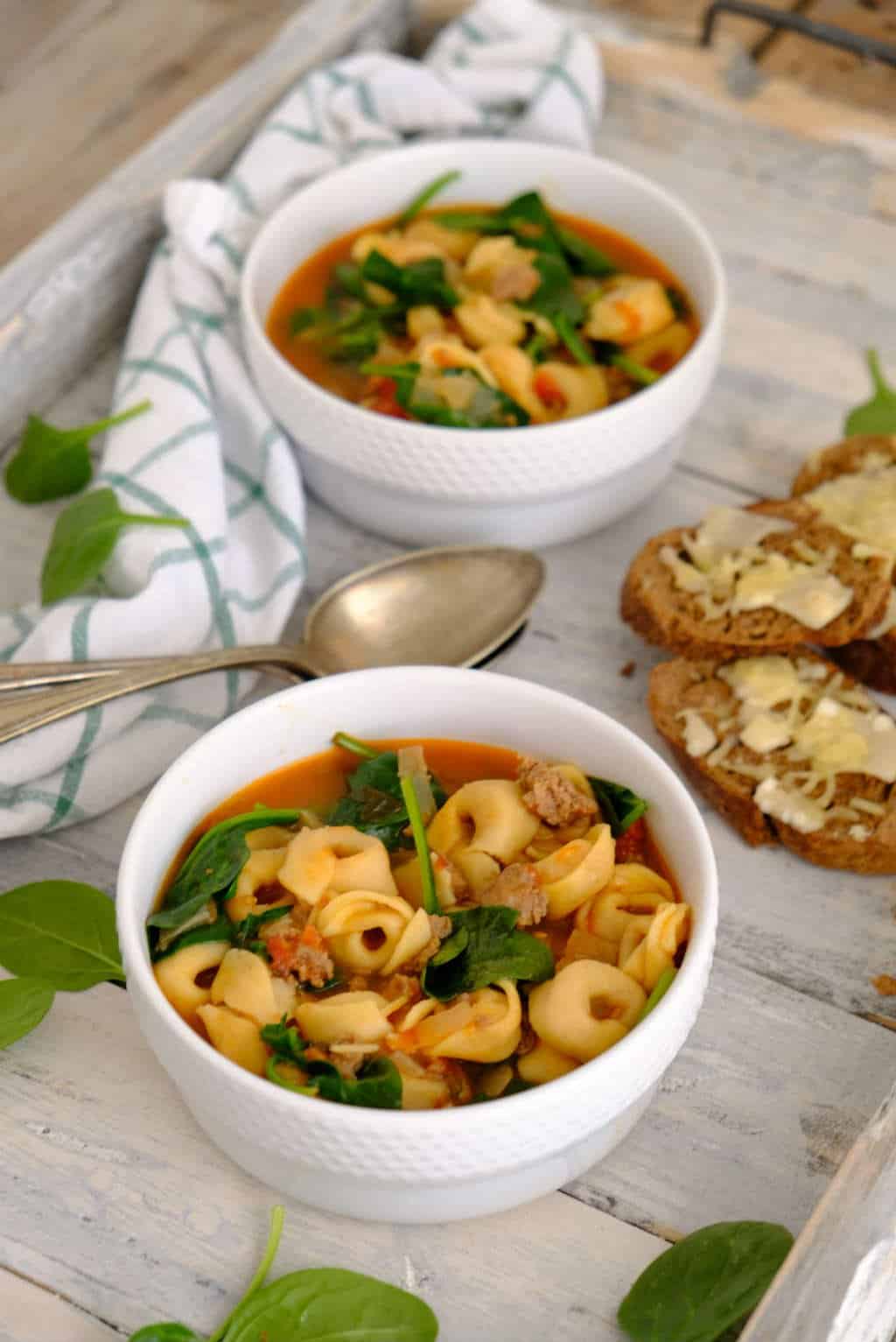 Low-budget gerechten is een nieuwe categorie op de blog. Dit goedkope recept van tortellini soep met spinazie en worst past hier perfect bij. Een flink gevulde maaltijdsoep.