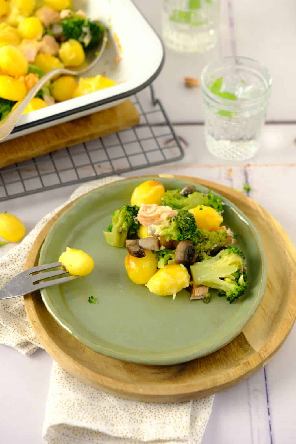 Dit recept van een ovenschotel met broccoli en zalm is heerlijk voor doordeweeks. Met een kleine voorbereiding zet je deze makkelijke ovenschotel zo op tafel.