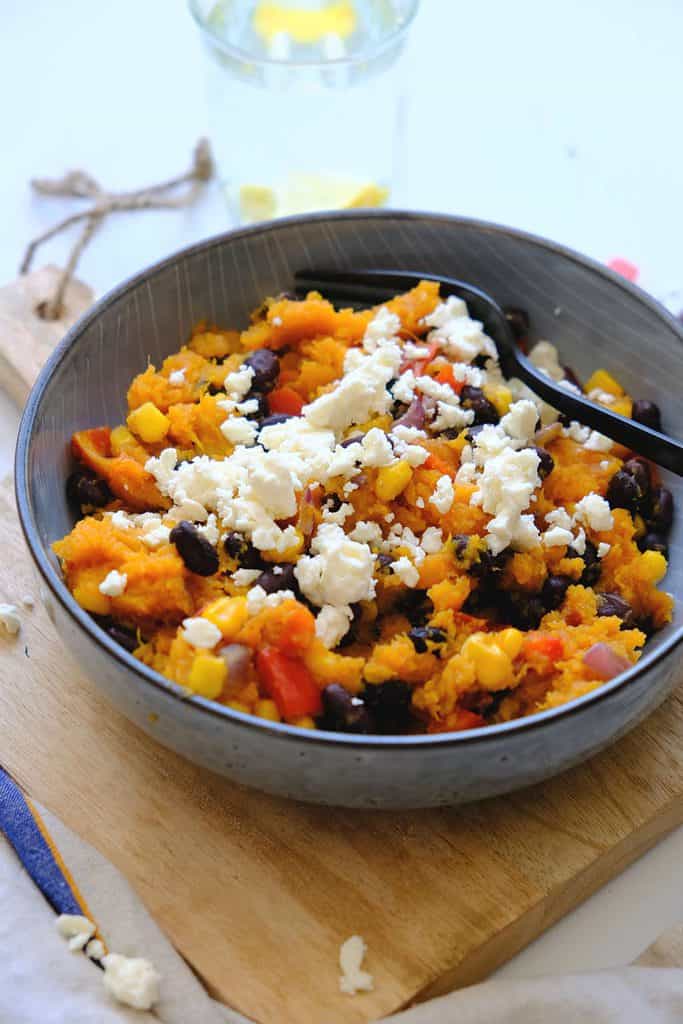 Een zoete aardappel stamppot met bonen, feta en paprika. Dit recept is smakelijk, vegetarisch en ook nog eens low budget en binnen 20 minuten op tafel.