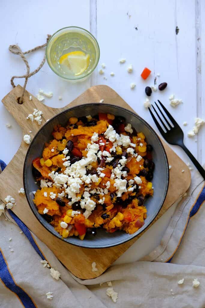 Zoete aardappel stamppot met bonen, feta en paprika