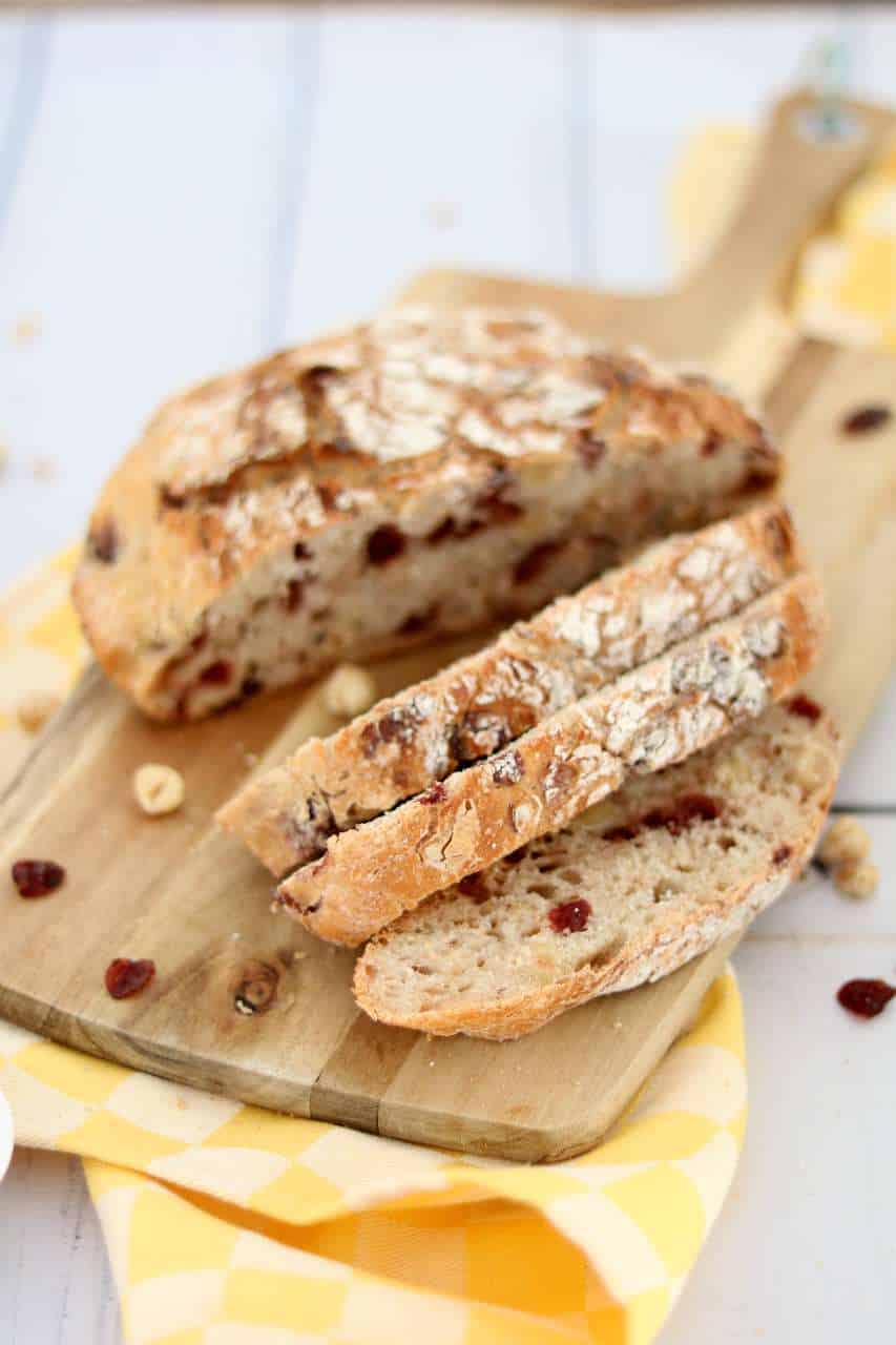 Met 6 ingrediënten maak je zelf brood zonder te kneden. Dit cranberry notenbrood kan niet mislukken. Probeer dit brood recept snel eens uit! #ontbijt #nokneadbread 