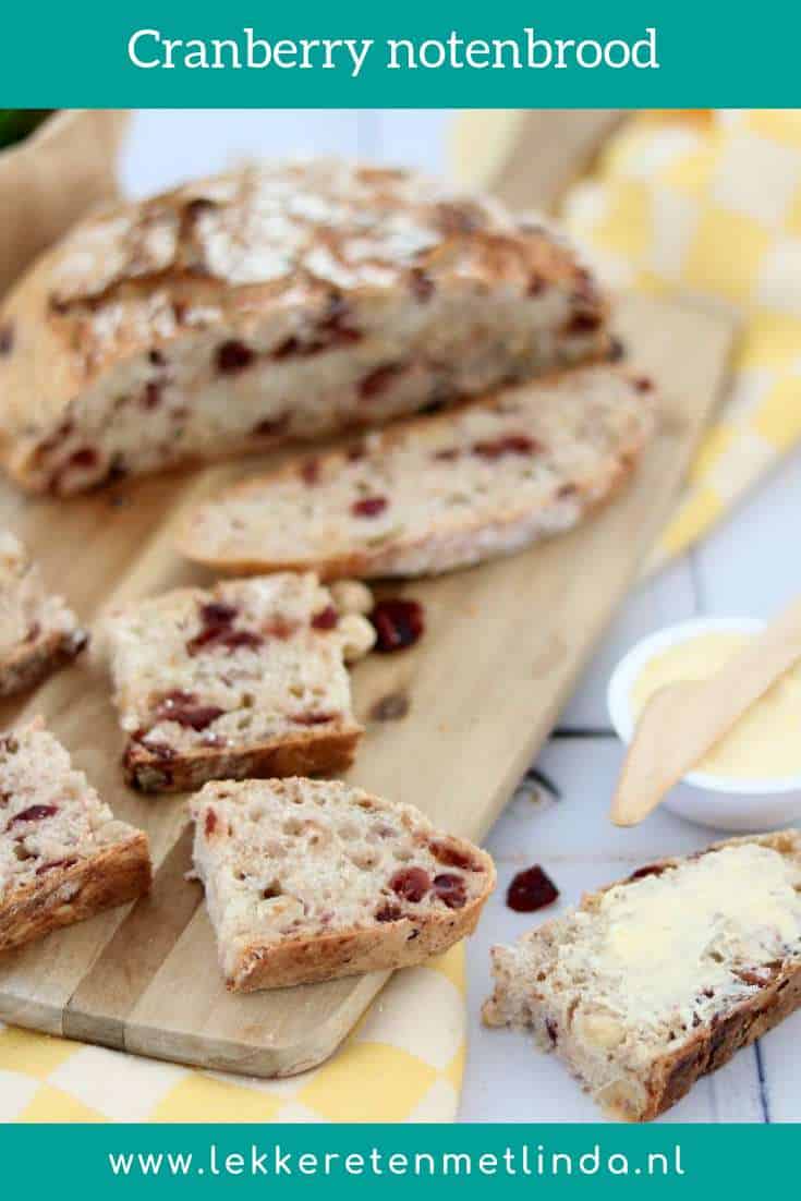 Met 6 ingrediënten maak je zelf brood zonder te kneden. Dit cranberry notenbrood kan niet mislukken. Probeer dit brood recept snel eens uit! #ontbijt #nokneadbread 