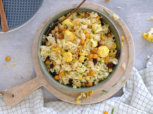 Begin de week met een vegetarisch recept: rijst met geroosterde bloemkool en kikkererwten. Kijk snel hoe je deze makkelijke maaltijd maakt.