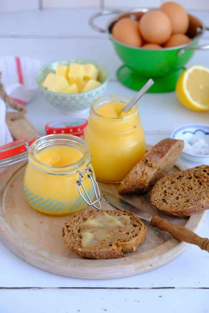 Zelf lemon curd maken is makkelijker dan je denkt. Je hebt alleen citroenen, ongezouten boter, witte basterd suiker en eieren nodig. In de blog staan ook bewaartips. 
