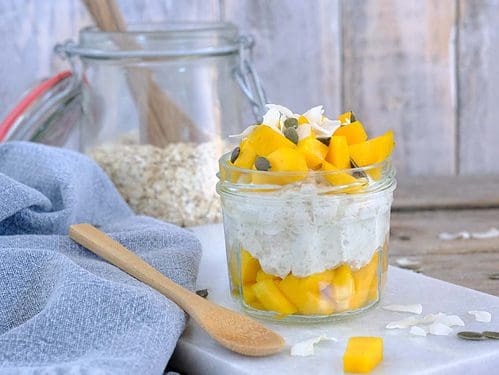 Overnigt oats kokos en mango. Binnen 5 minuten staan er twee ontbijtjes voor je klaar. Lekker met Griekse yoghurt, havermout, kokosmelk en mango.
