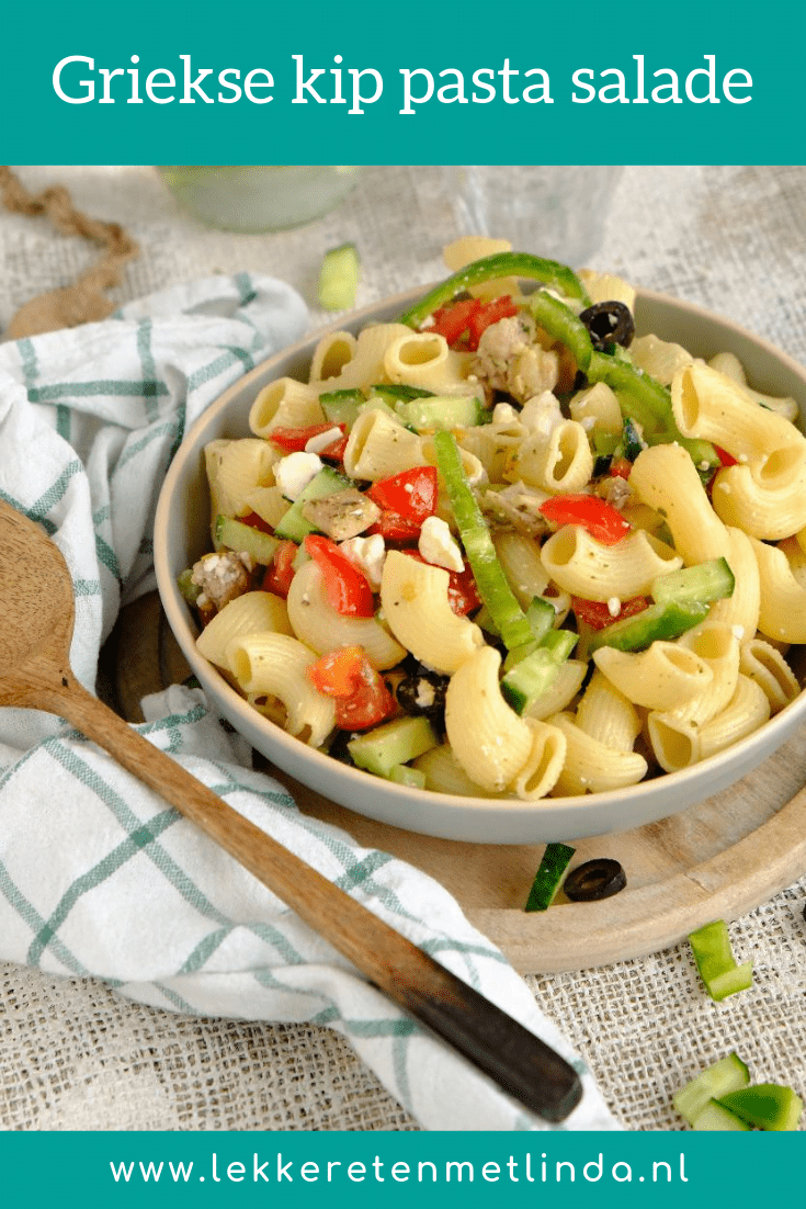 De Griekse kip pasta salade bestaat uit 2 recepten. Je combineert een Griekse salade met pasta en de kip is gemarineerd in een zalige Griekse kruidenmix.