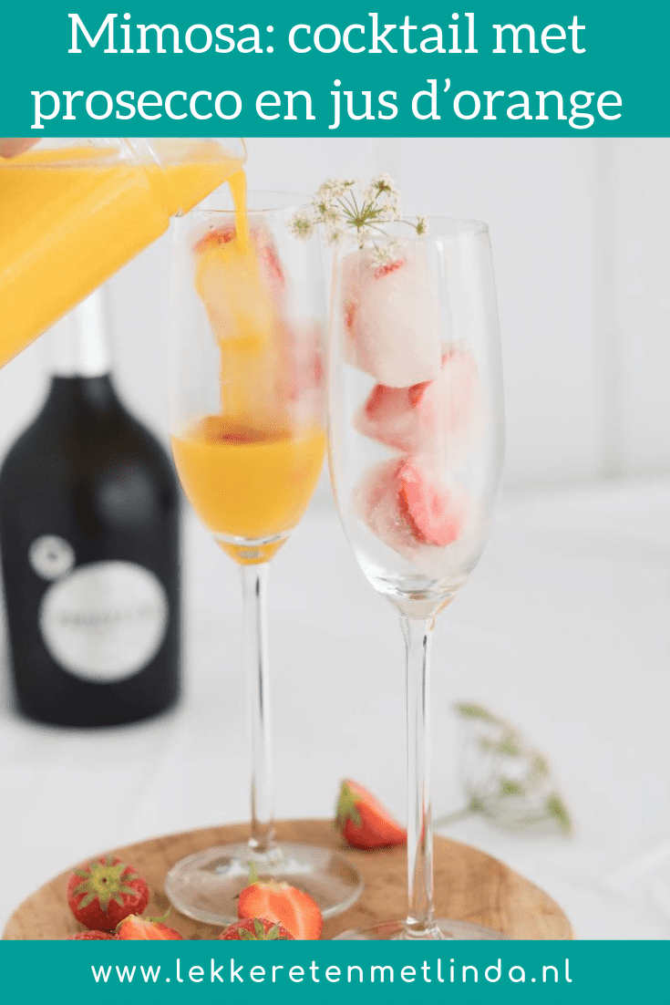 Een mimosa is een lekker verfrissende cocktail met prosecco ijsklontjes met aardbei en jus d'orange voor tijdens een warme zomerse avond of feestje.