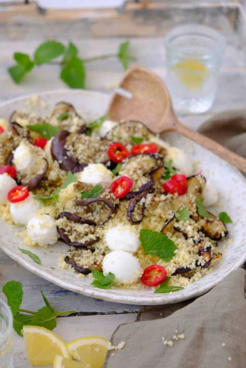 De gegrilde aubergine met mozzarella en couscous is een makkelijke vegetarische maaltijd voor doordeweeks. Slechts 7 ingrediënten en binnen 20 min. klaar. 