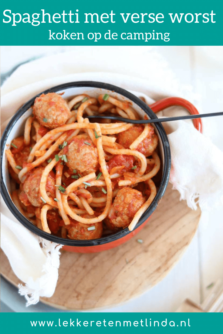 Gebruik verse worst om gehaktballetjes te draaien voor in een pastasaus op de camping. Iedereen lust deze spaghetti met verse worst.