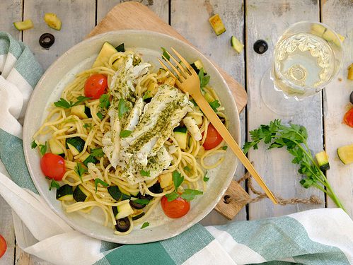Spaghetti met kabeljauw is een makkelijk vis recept voor doordeweeks. Lekker met courgette, cherry tomaatjes en olijven.