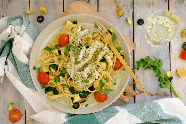 Spaghetti met kabeljauw is een makkelijk vis recept voor doordeweeks. Lekker met courgette, cherry tomaatjes en olijven.