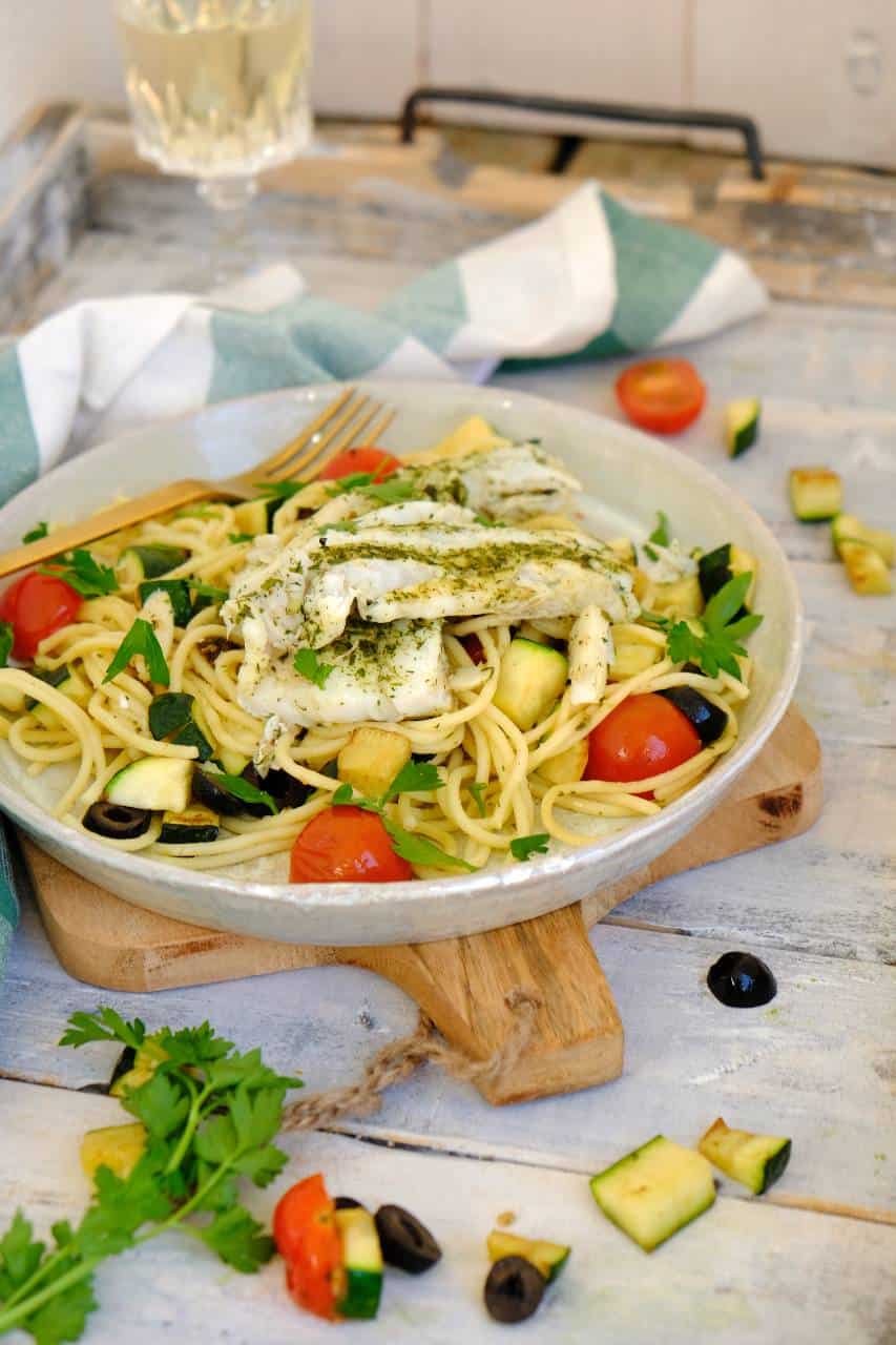 Spaghetti met kabeljauw is een makkelijk vis recept voor doordeweeks. Lekker met courgette, cherry tomaatjes en olijven. 