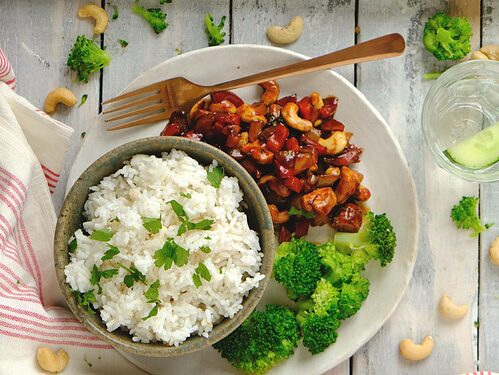 Kip cashew met broccoli is een Wereldgerecht dat je makkelijk zelf maakt en binnen 30 minuten op tafel staat. Het gerecht is smaakvol en boordevol groente.