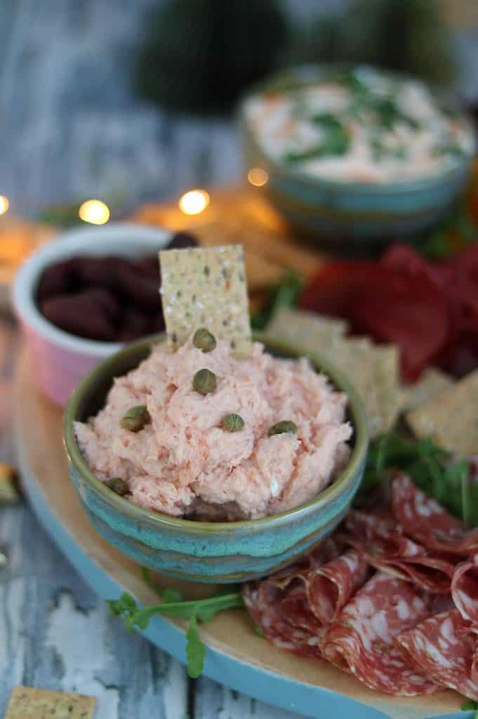 Feestelijke borrelplank met 3 dips die elk binnen 5 minuten op tafel staan