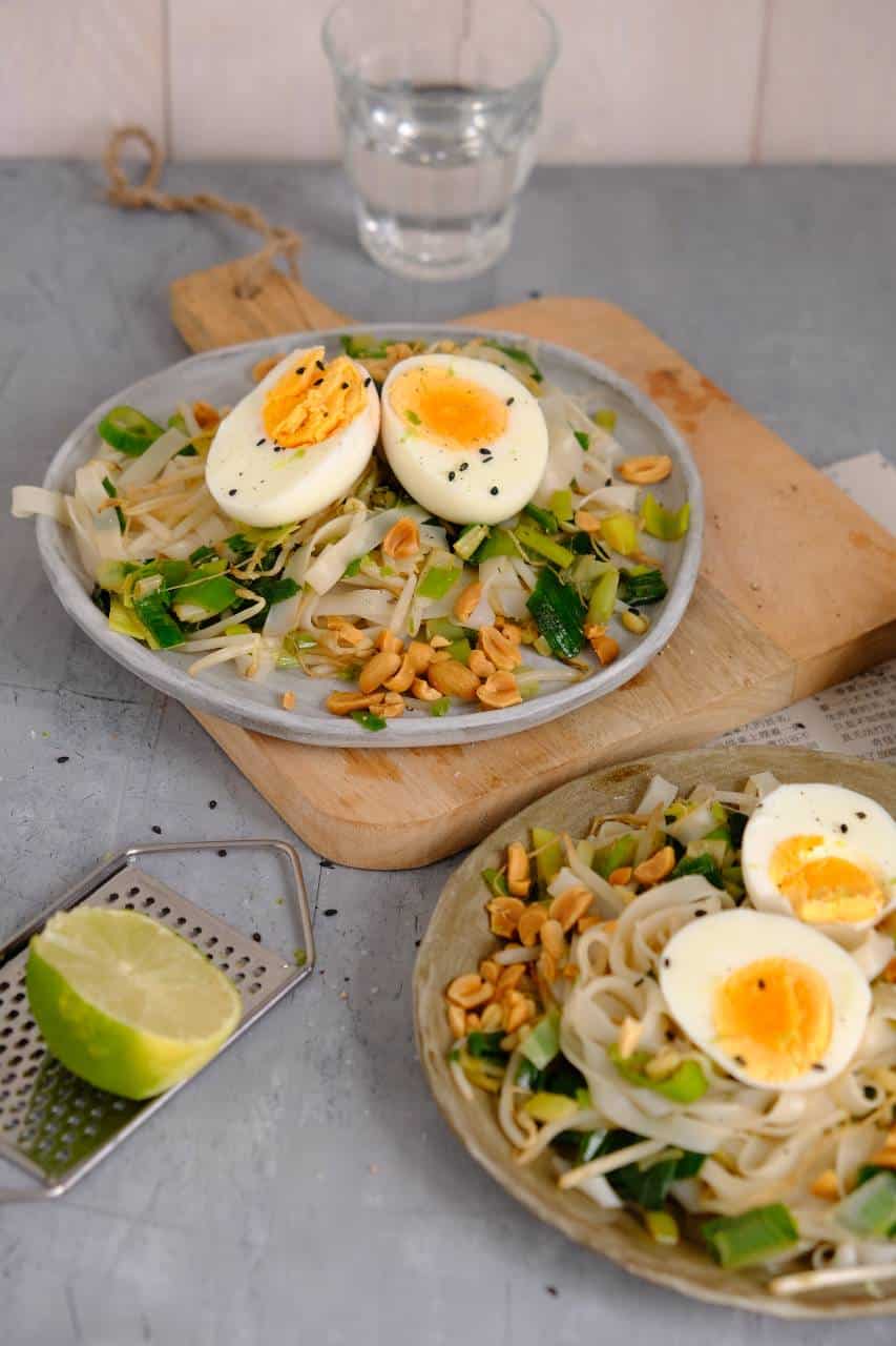 Vegetarisch wokgerecht van noedels met prei en ei. Dit makkelijke recept staat binnen 10 minuten op tafel en is geschikt voor het hele gezin. 