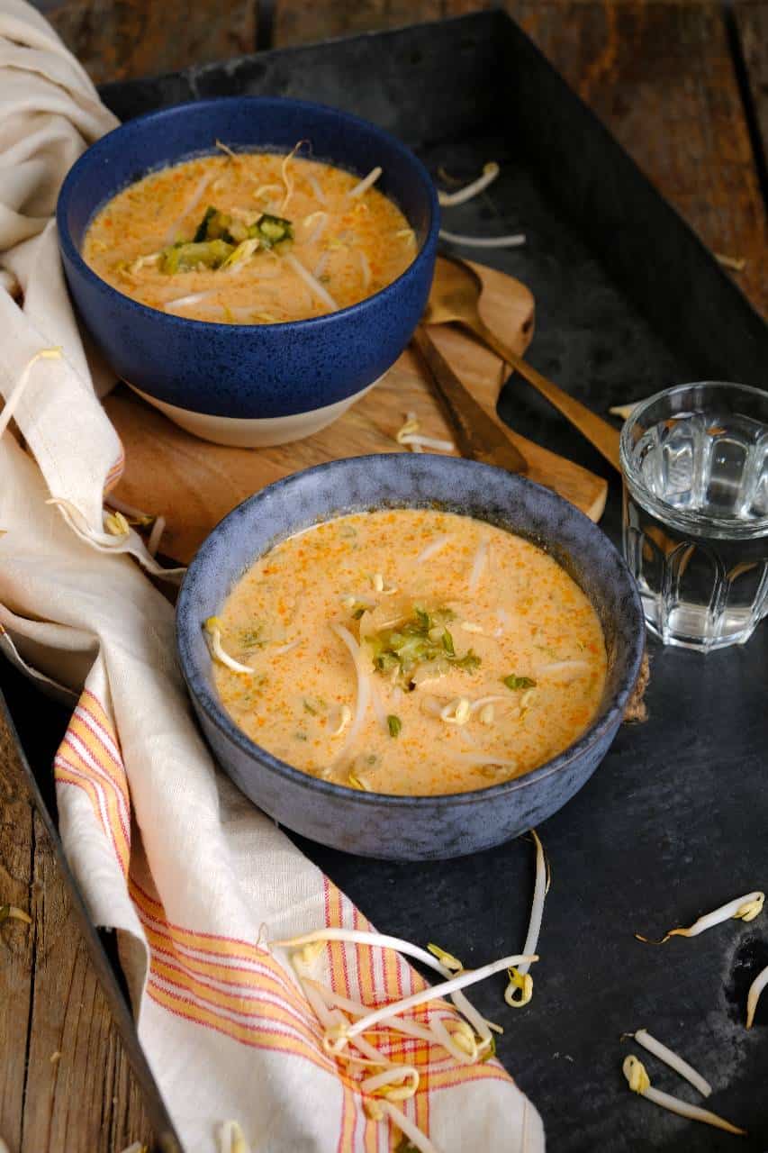 Thaise soep met kip, kokosmelk, currypasta, prei en taugé. Een lekkere pittige soep.
