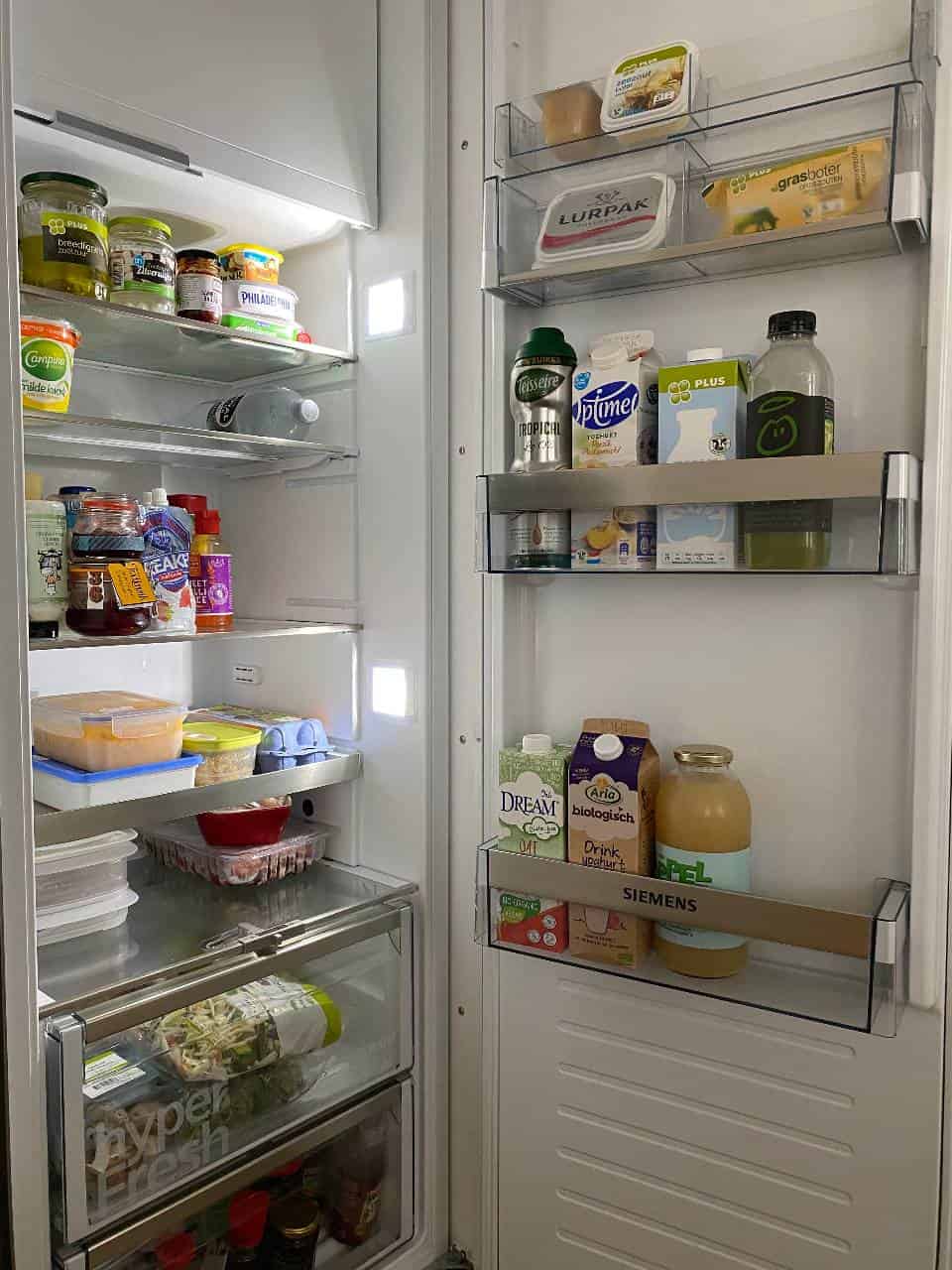 10 x tips tegen voedselverspilling. Zet je koelkast op 4 graden en zorg voor een juiste indeling. Lees de blog voor alle tips om minder voedsel te verspillen #duurzaamheid