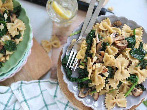 Vegetarische pasta met spinazie en champignons