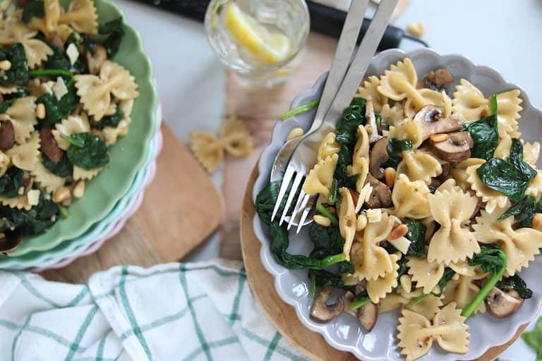 Vegetarische pasta met spinazie en champignons