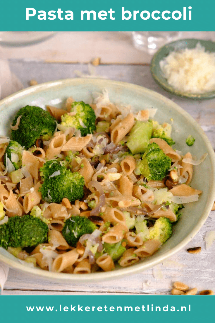 Pasta met broccoli en kaas. Een lekkere makkelijke maaltijd zonder vlees en lekker veel groente. Gebruik mini volkoren penne dat maakt dit gerecht nog voedzamer. Het pasta recept is van Jamie Oliver dus dan weet je dat het goed is.
