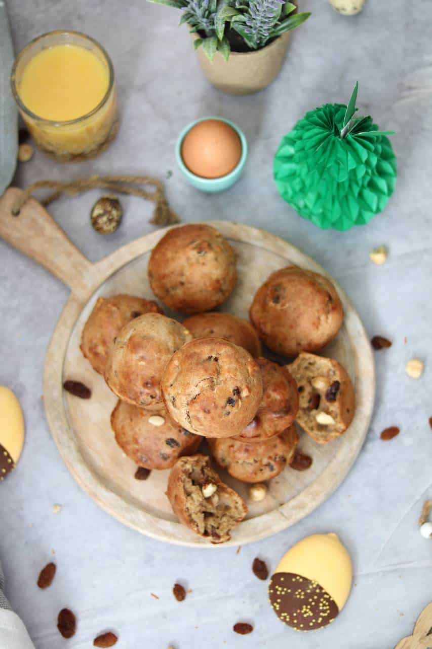 Rozijnen kwarkbolletjes met noten. Een lekker gezond en zoet recept om zelf te maken of met kinderen. Een leuk ideetje voor Pasen dit jaar? #pasen #kwarkbolletjes