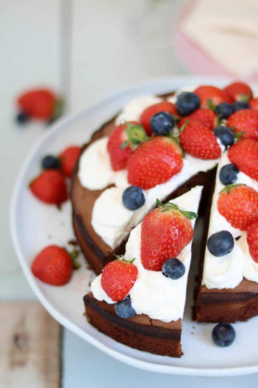 Makkelijke chocoladetaart met aardbeien. Je kunt de chocolade taart versieren met slagroom en fruit naar keuze. Klik snel op de foto voor het recept. #taart #verjaardag #chocolade
