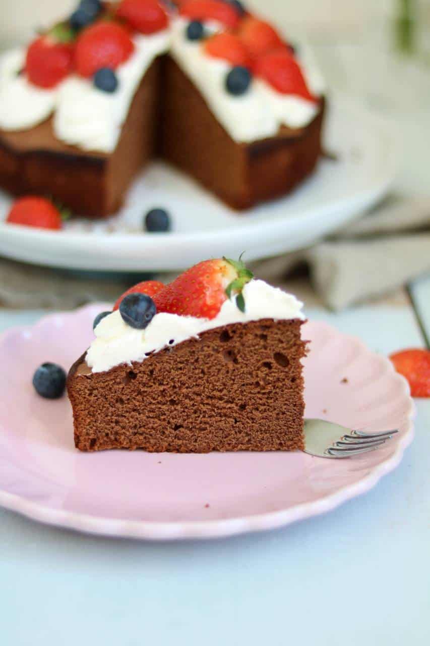 Op zoek naar recepten voor een chocolade taart voor een verjaardag? Stop met zoeken, dit is een makkelijke taart met aardbeien. Je kunt de chocolade taart versieren met slagroom en fruit naar keuze. Klik snel op de foto voor het recept. #taart #verjaardag #chocolade