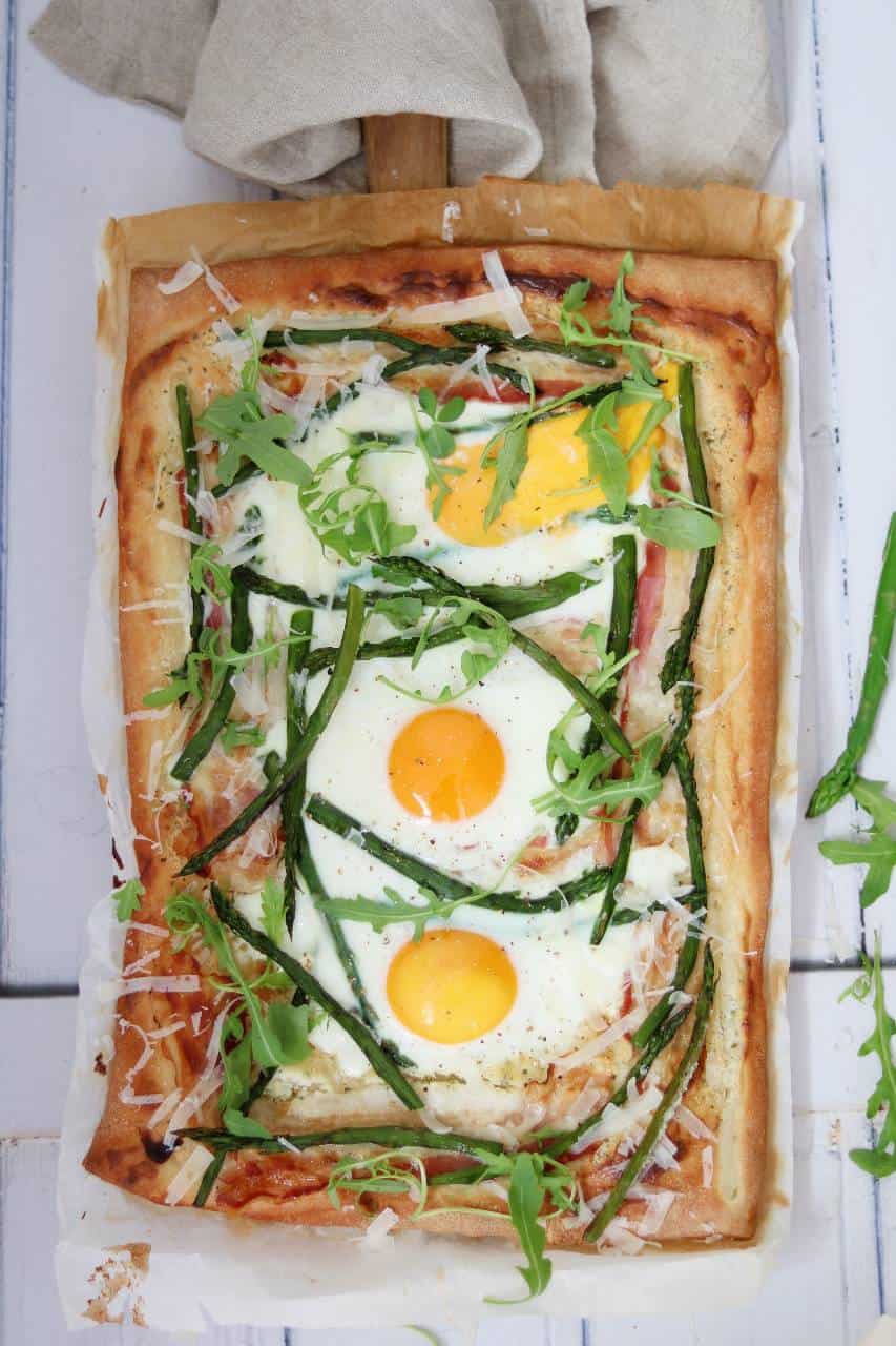 Een plaatpizza met ei en groene asperges voor het hele gezin. Kijk snel hoe je met een paar ingrediënten dit heerlijke avondeten maakt. #recept #plaatpizza #ei #gezin