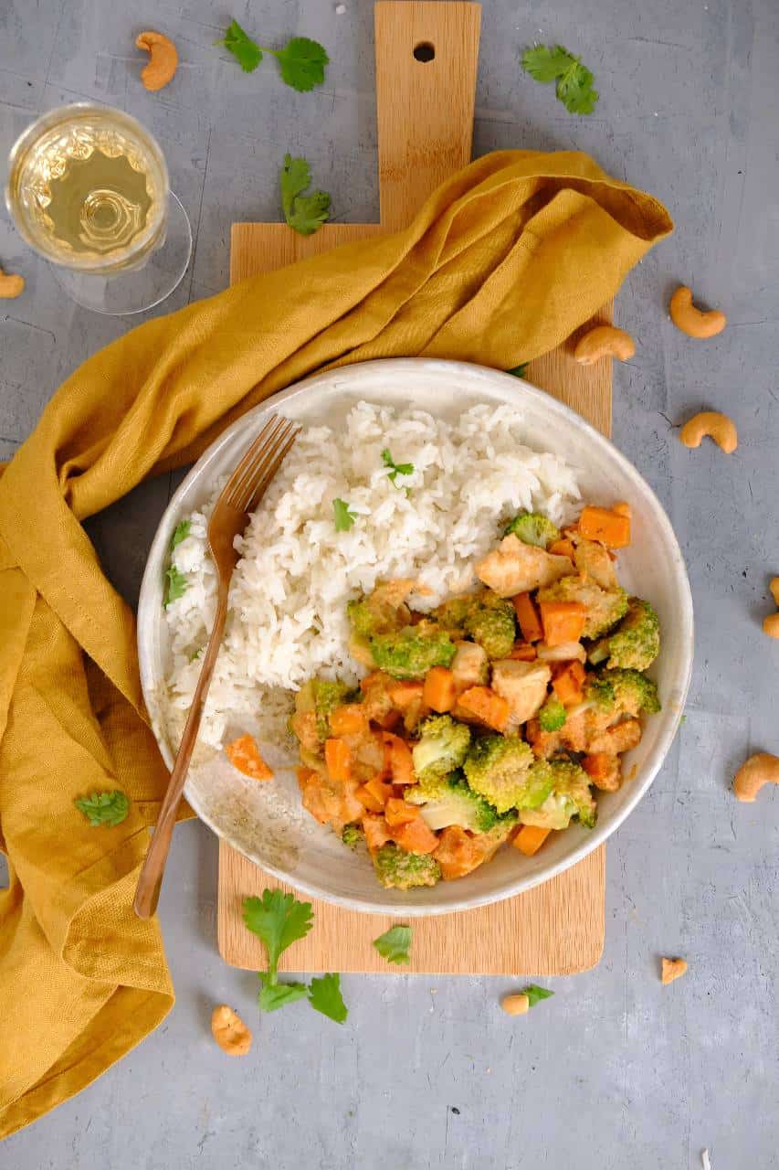 Kip recept met rijst, broccoli en zoete aardappel. De cashewnotensaus en rode curry pasta geven een twist aan dit makkelijke recept. #lekkeretenmetlinda