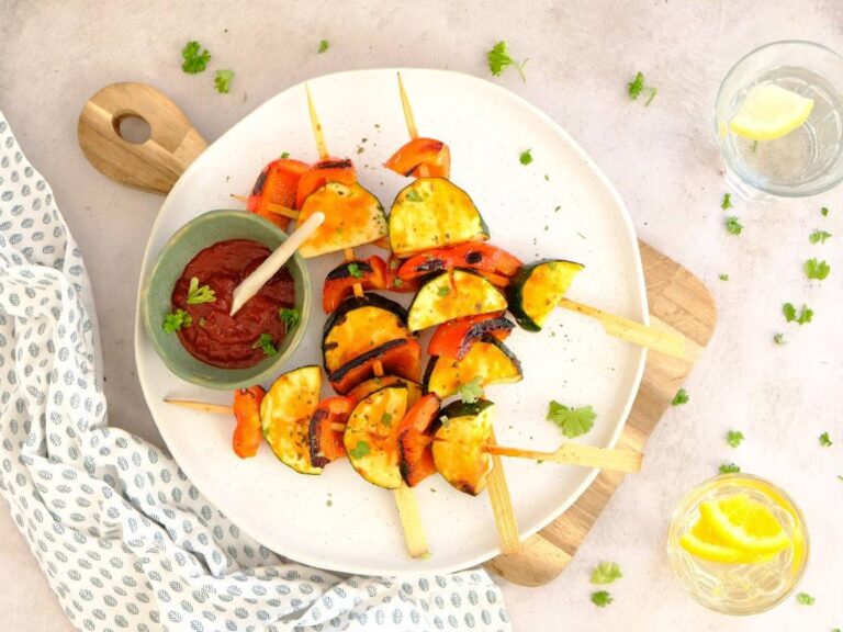 Courgette spiesen van de barbecue