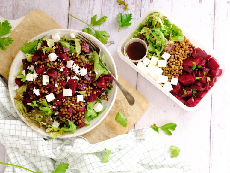 Salade met bieten, feta en linzen voor naar het werk