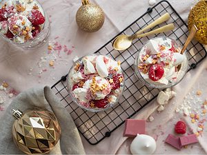 Etons Mess met frambozen, slagroom en meringue