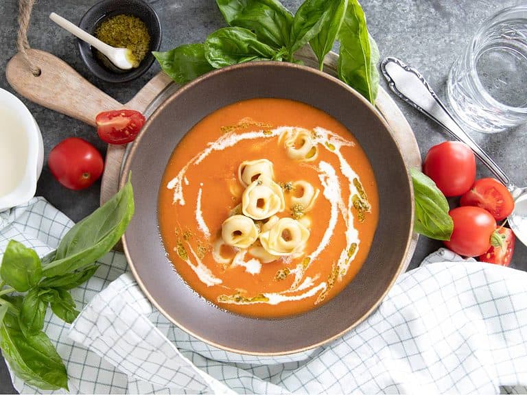 Italiaanse tomatensoep met tortellini, tomatensoep maken, Italiaanse soep, tomatensoep met verse tomaten, recept tomatensoep, Italiaanse tomatensoep recept