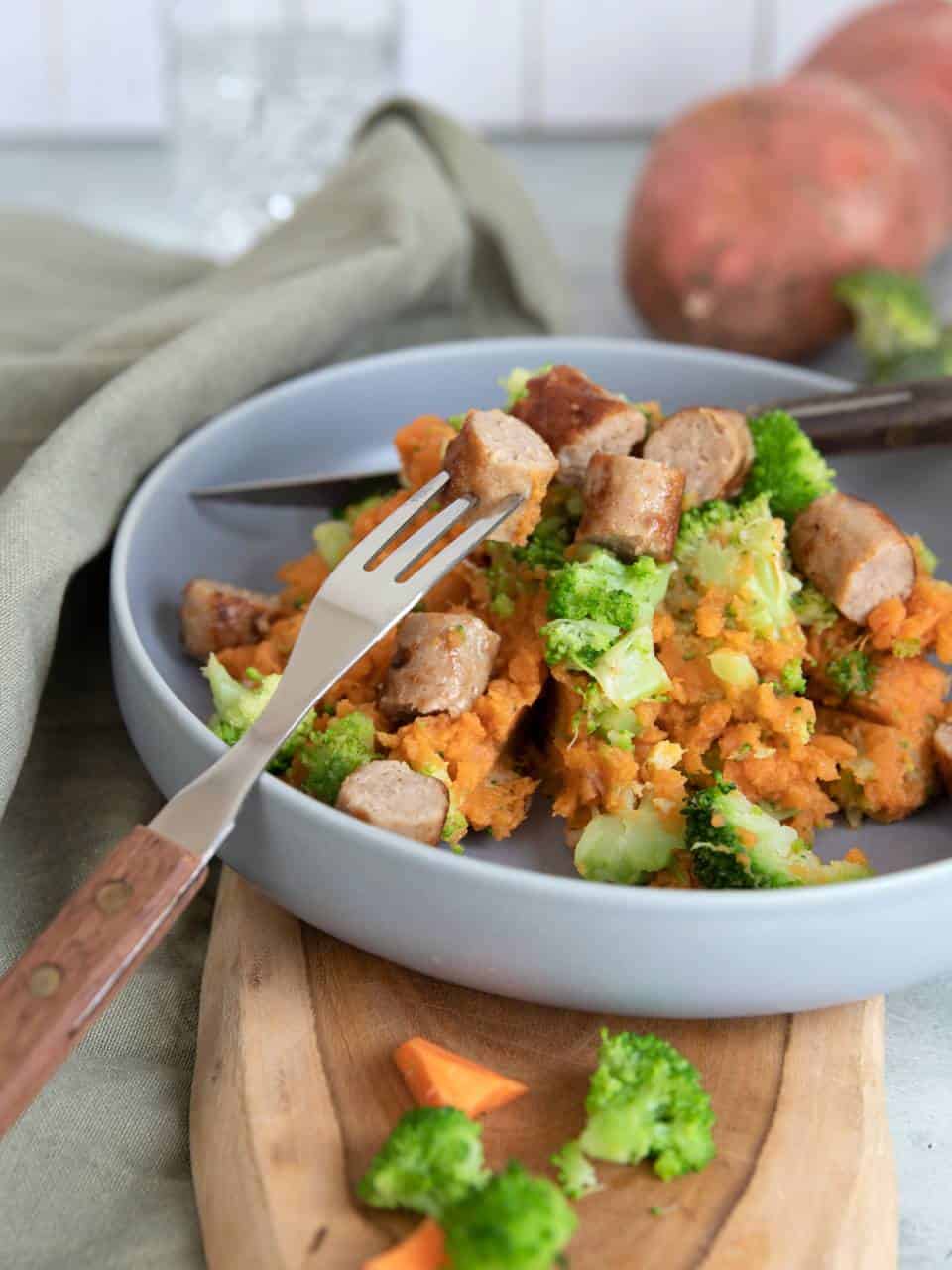 Zoete aardappel stamppot met broccoli. Dit is een makkelijk stamppot recept met zoete aardappel en broccoli dat net even anders is, heerlijk! Dit stamppot recept zet je snel op tafel, is makkelijk te maken en nog gezond ook. Bekijk hier het recept. kelijke gezonde maaltijd