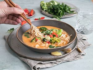 Rode curry noedelsoep met groente, thaise noedelsoep vegetarisch, rode curry soep