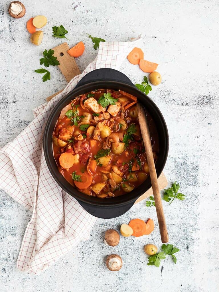 Stoofpotje met kip, kip stoofpotje, stoofschotel met kip, champignons en aardappelkrieltjes.