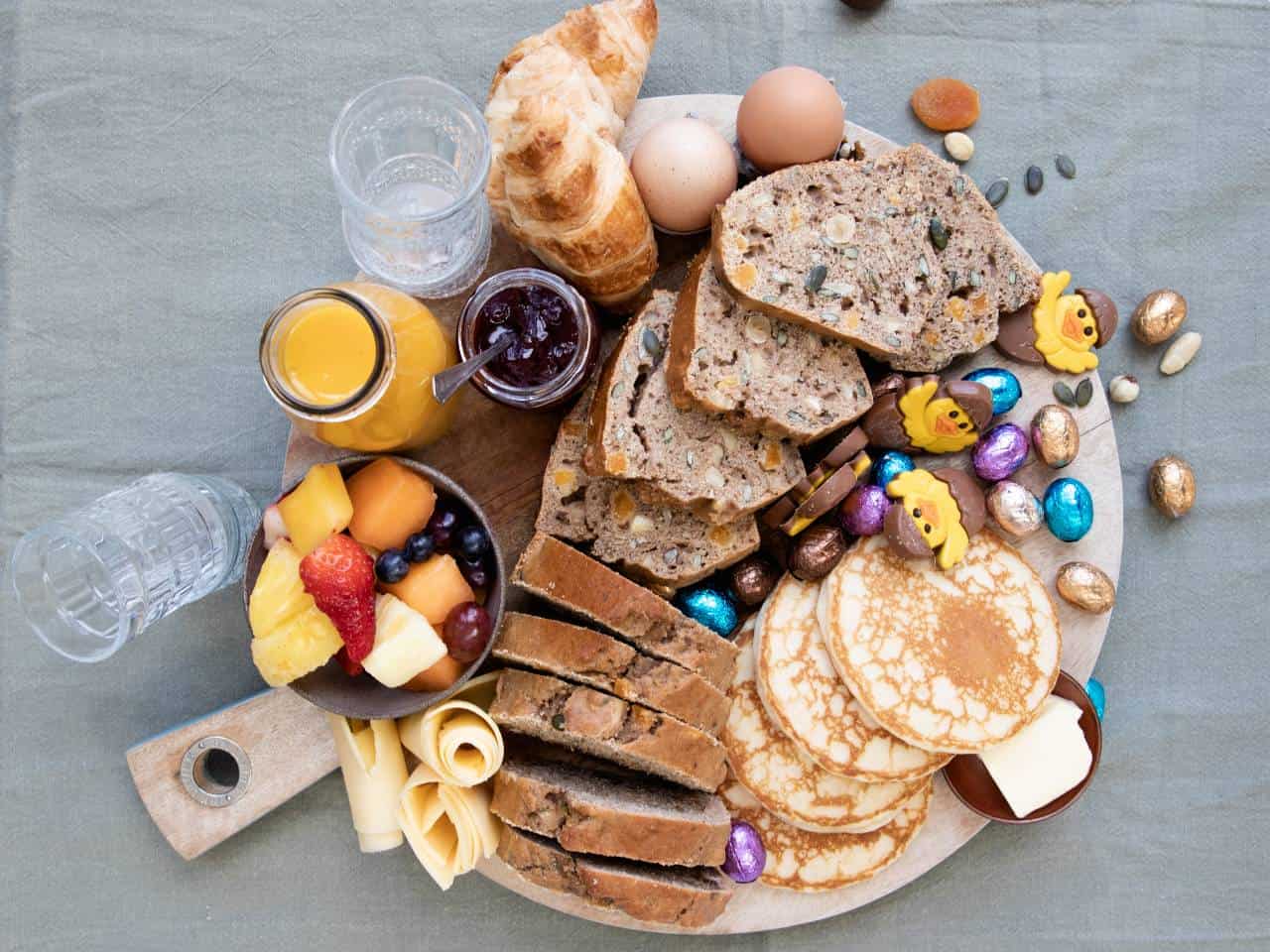 Notenbrood op een ontbijtplank, borrelplank met ontbijt, zelfgemaakt brood zonder kneden en rijzen