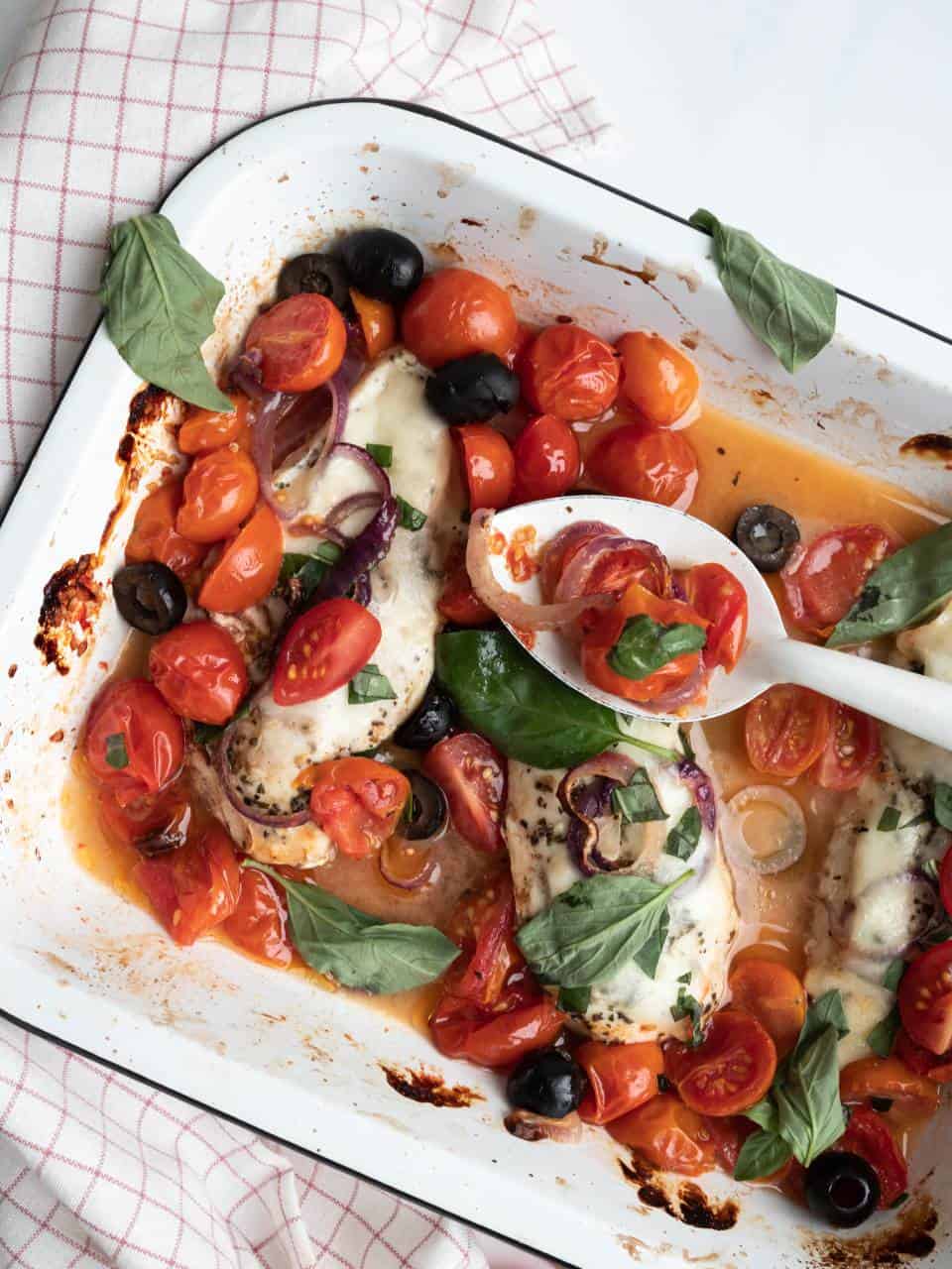 Italiaanse kip uit de oven met tomaten, mozzarella en basilicum. Kipfilet recepten, gezonde kipfilet recepten uit de oven, kipfilet gerechten 