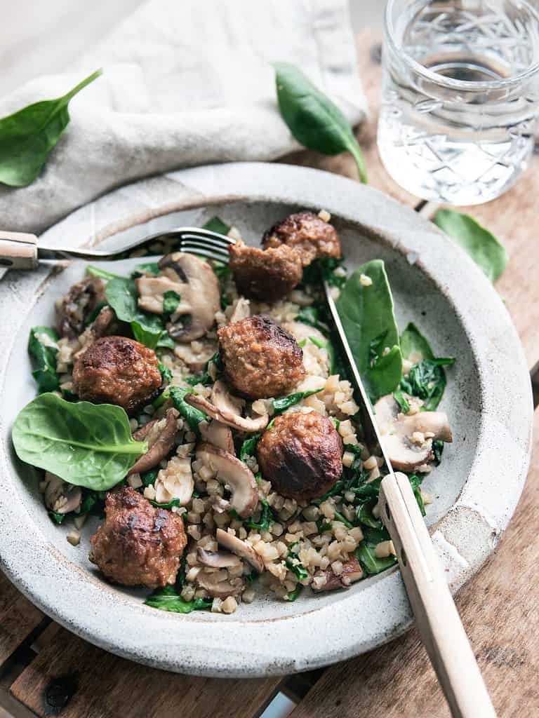 Vegetarische wokschotel met bloemkoolrijst