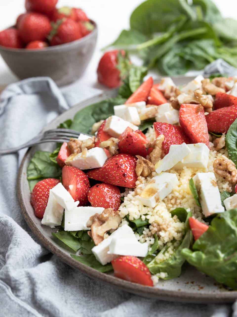 Recept salade met aardbeien, couscous, feta en spinazie