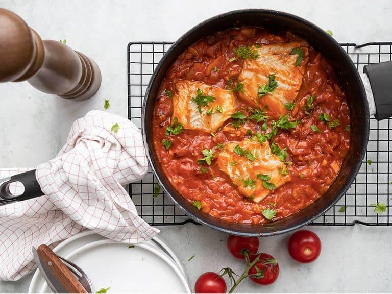 Kabeljauw in tomatensaus. Een makkelijke maaltijd en dit gerecht staat snel op tafel.
