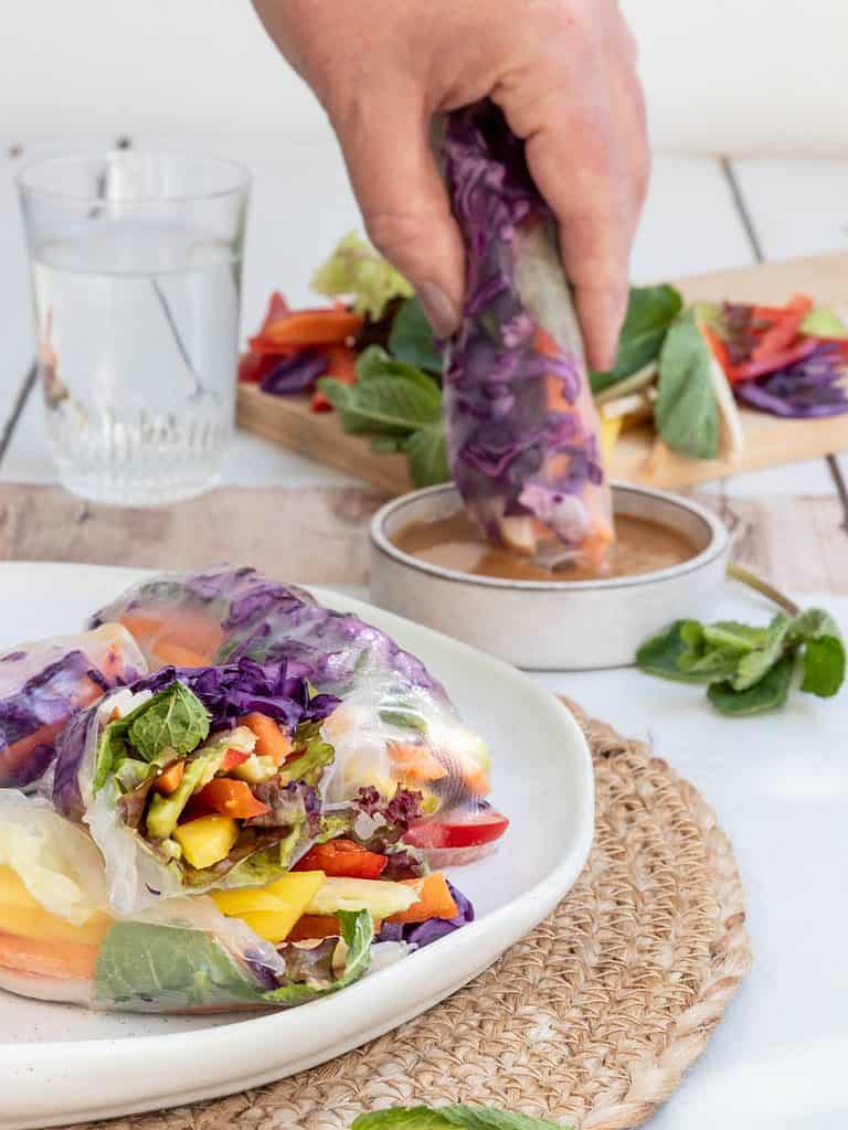 Spring rolls recept met kip en pinda dipsaus