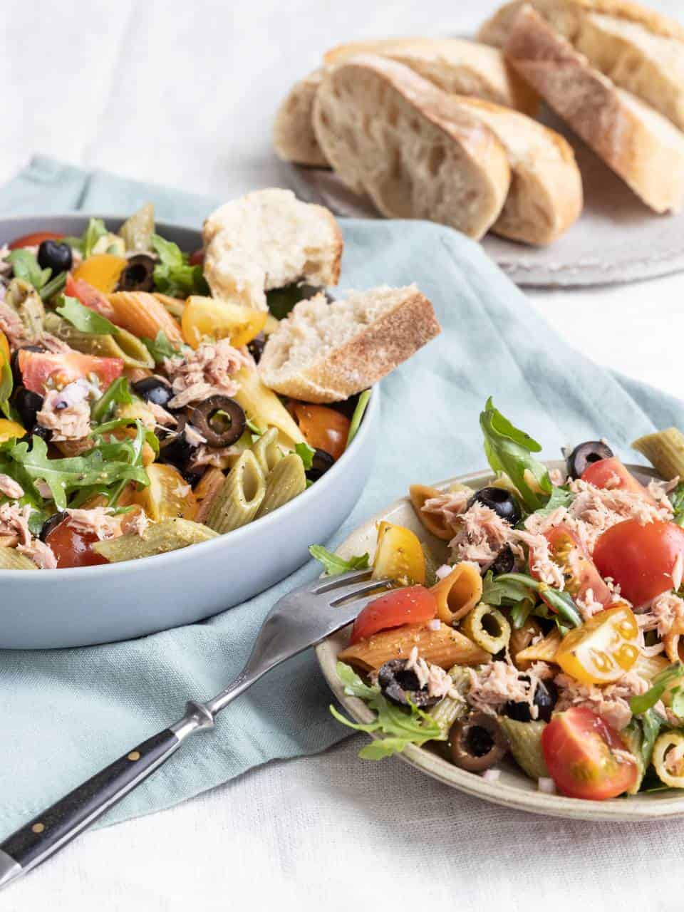 Koude pasta salade met tonijn en pesto