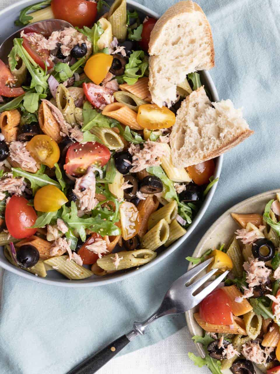 Pasta tonijn salade met cherry tomaten en een pestodressing