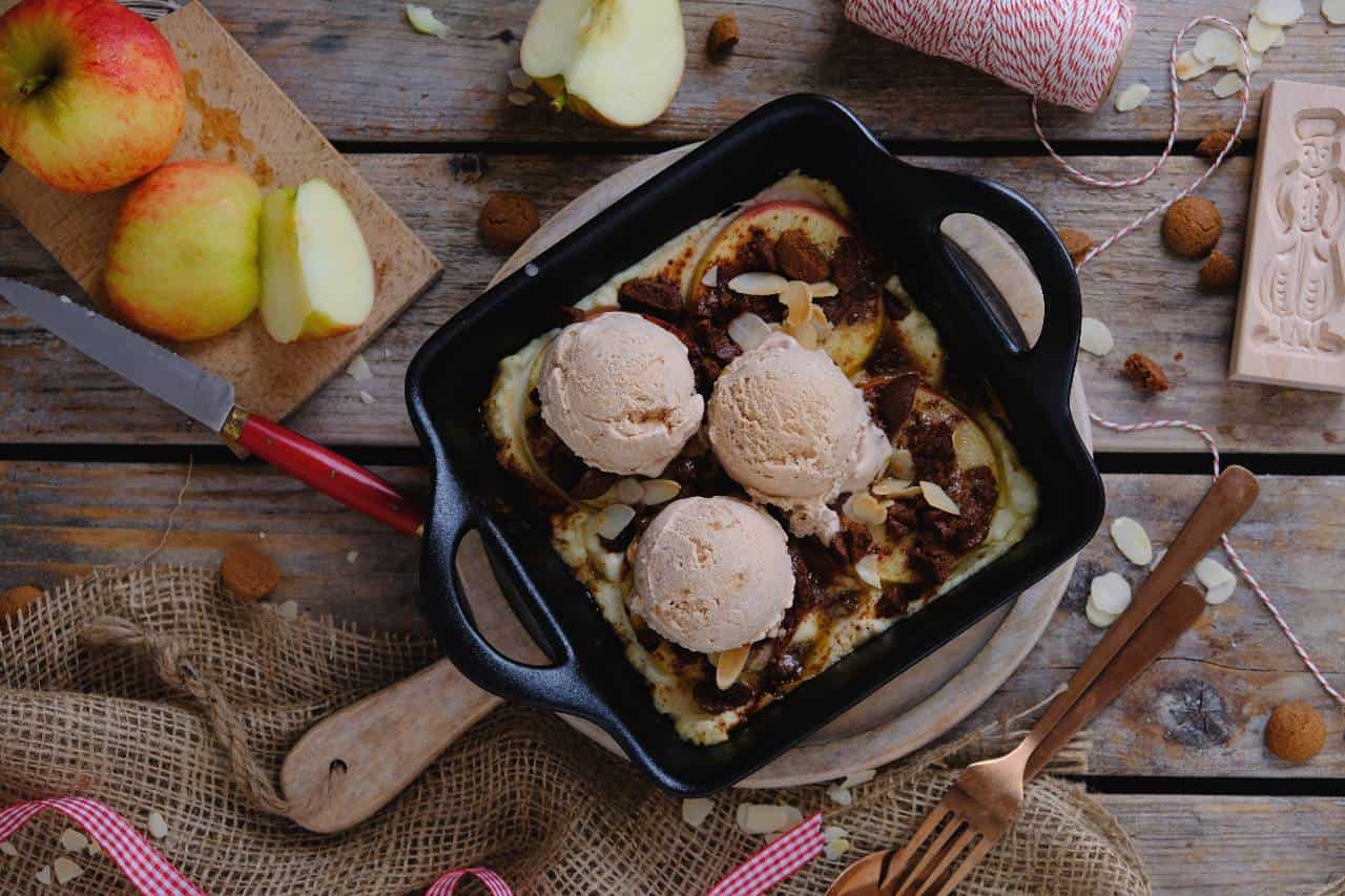 Dessert met pepernoten appel met kruidnoten crumble en ijs