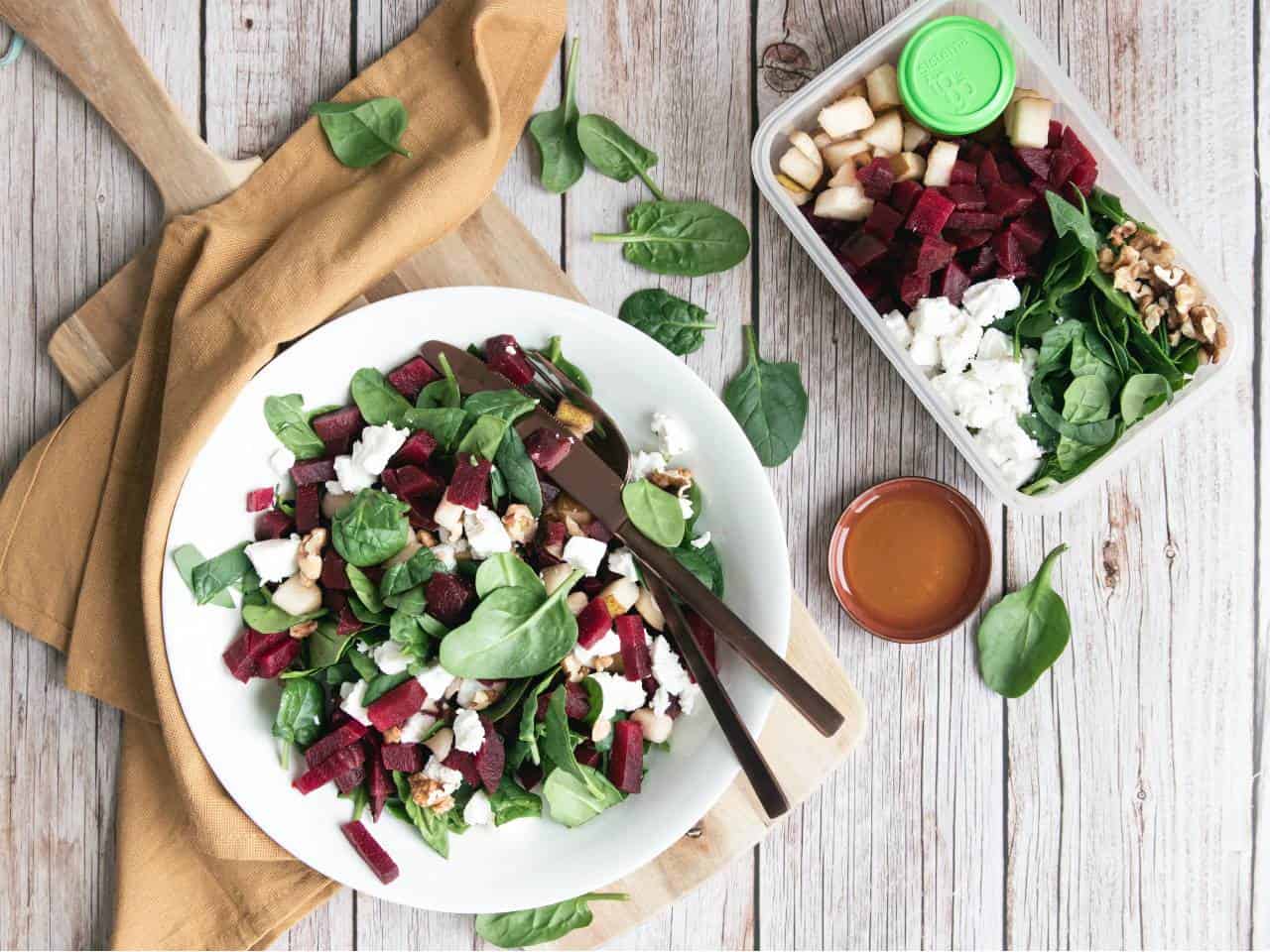 Lunch salade meenemen? Probeer deze bietensalade met geitenkaas en spinazie.