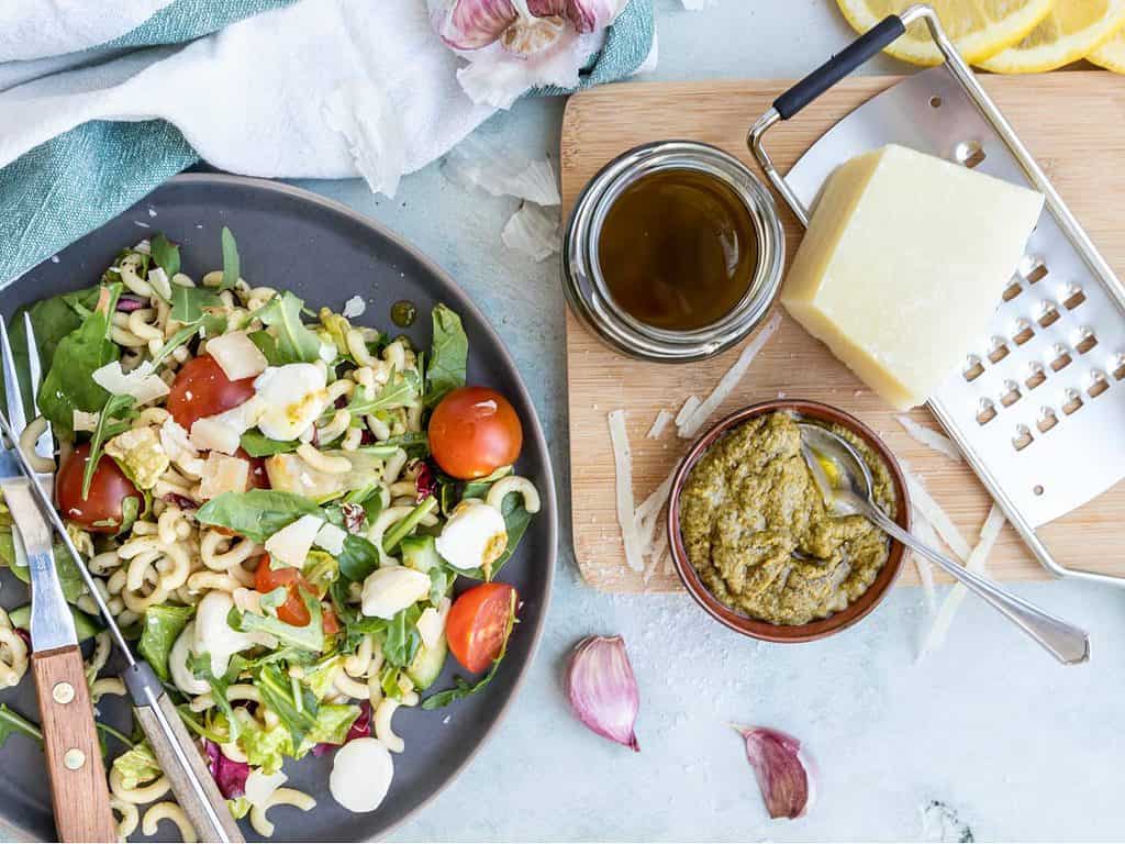 Pesto dressing met 3 ingrediënten olijfolie, citroen en pesto