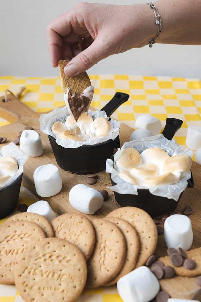 Smores maken uit de oven met chocolade marshmallows en koek