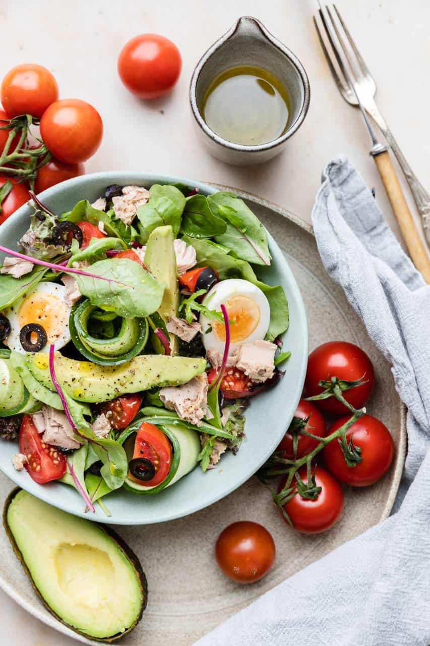 Salade met tonijn uit blik, ei, avocado en tomaat