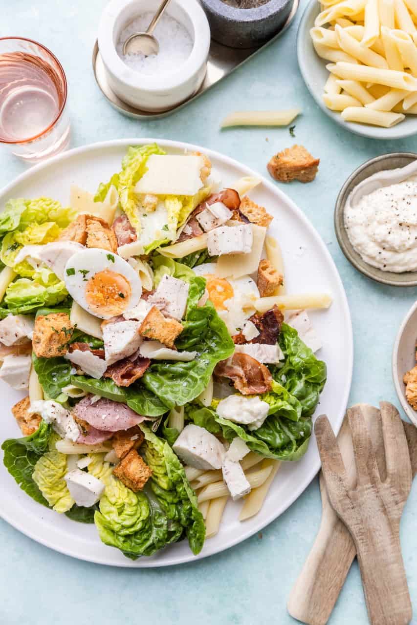 Caesar salade met kip en pasta, maaltijdsalade